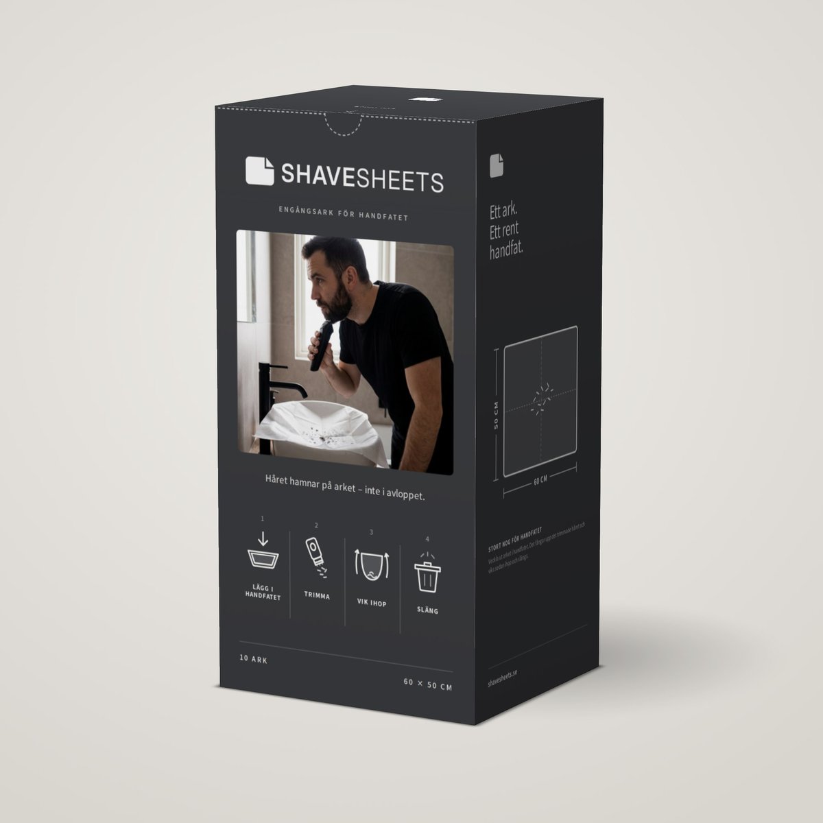 ShaveSheets-boxen snett framifrån. På framsidan en man som trimmar skägget över ett handfat med arket i, och fyra steg: lägg i handfatet, trimma, vik ihop, släng.